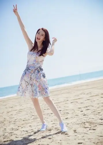 戚薇沙滩清凉照曝光 清纯动人似少女