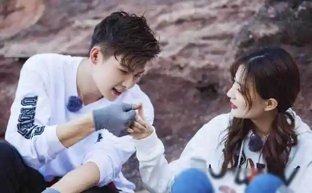 热巴都被嘲"倒贴"|秦岚|黄子韬|迪丽热巴|家暴传闻_网易订阅