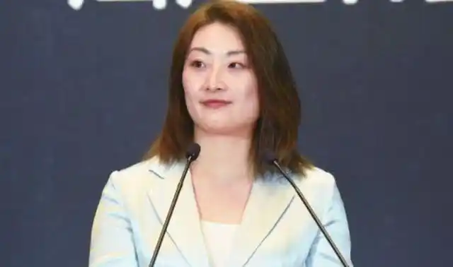 云锋基金李颖上述这些人出生于富二代,但李颖的财富是通过自己的努力