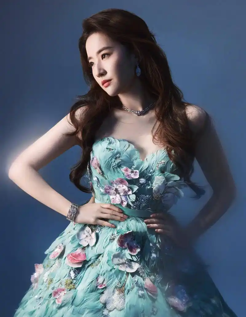 刘亦菲微博之夜齐胸蓝色羽毛礼服写真