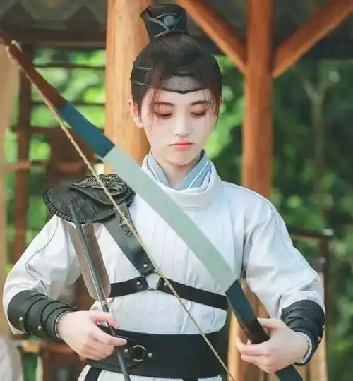 鞠婧祎作为女扮男装专业户,每每出镜都是女团爱豆妆,柔声细语,美则美