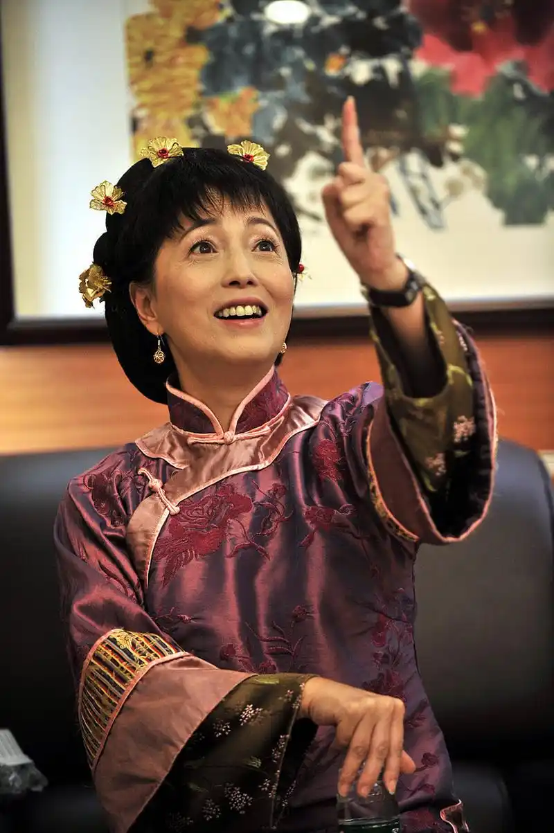 苑琼丹:与玻璃大王的爱情  苑琼丹是香港娱乐圈中异性缘极好的女星,直