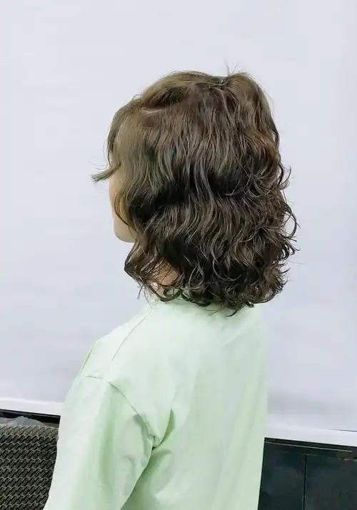 2020冬季流行全头烫卷卷发型,蓬松时尚又保暖,真洋气