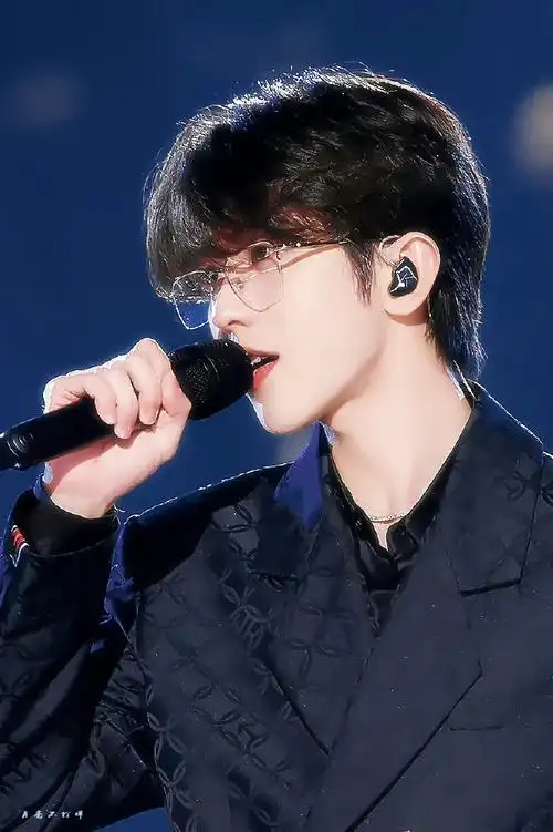 蔡徐坤金发眼镜造型##蔡徐坤金发光晕氛围感