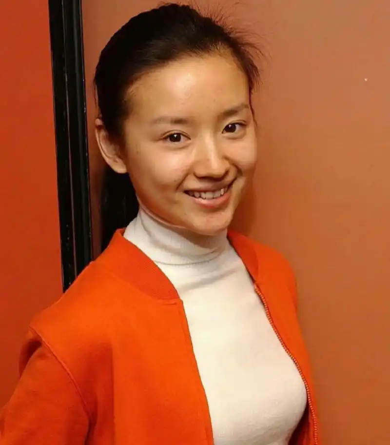 董洁2000年素颜参加旧金山电影节活动,无ps无美颜滤镜的年代这个状态