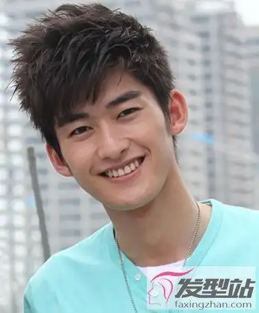 定位烫短发男蓬松帅气显发量