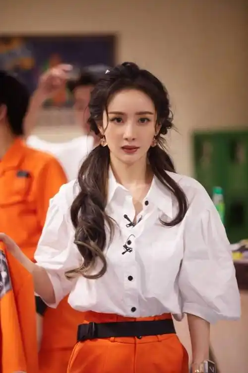 杨幂双马尾发型搭配橘色工装的造型