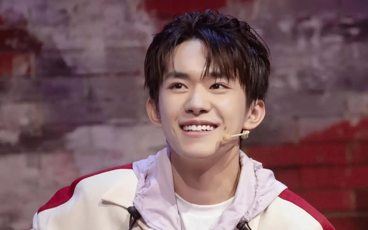 百强抢位,大幕开启,tfboys易烊千玺 前排围观,不亦乐乎!