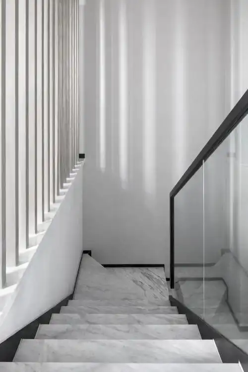 楼梯下的置物隔断,还有雅白的楼梯与地面踏步,楼梯下也是装成收纳储