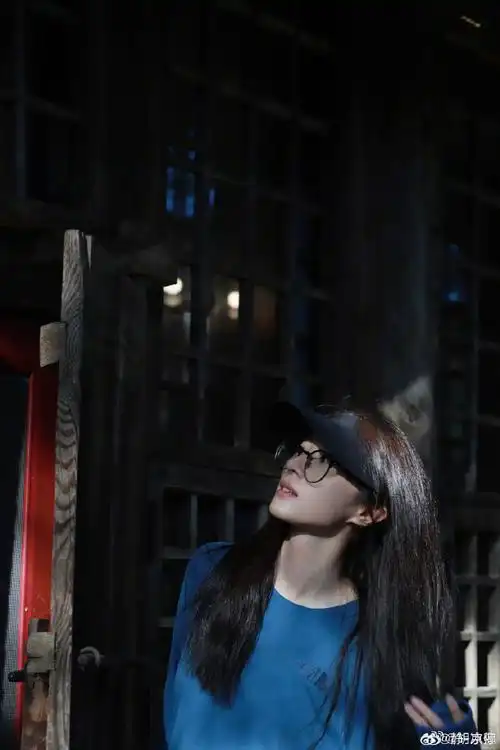 胡冰卿蓝色的午后##胡冰卿享受生活的松弛感