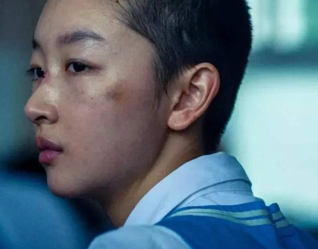 《少年的你》陈念的脸上并不是"雀斑妆",而是她用黑笔捅的,谁发现了?