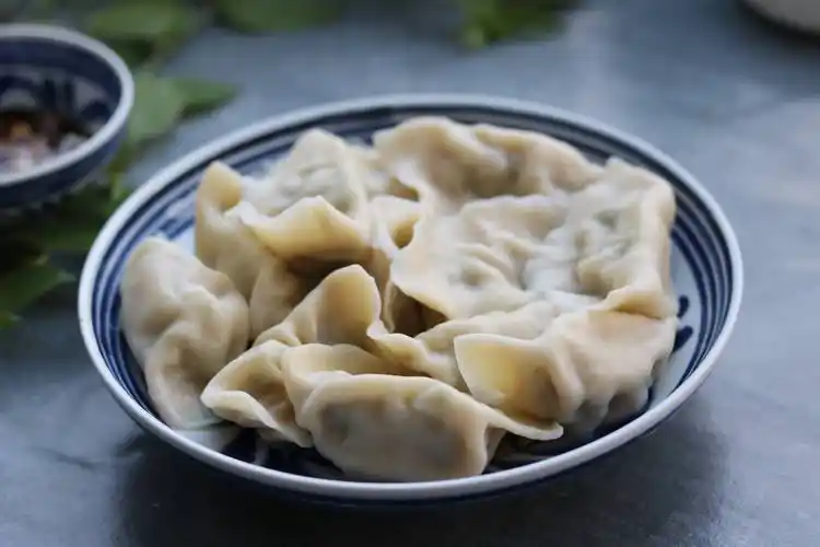 饺子:饺子是北方地区过年必吃的传统美食.