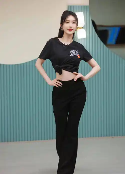 身高腿长惹人羡,被网友戏称"笨蛋美女",女团装太抢眼_身材_张俪_舞台