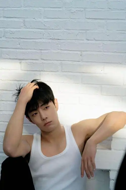 工作室发10张"存货",肖战白色背心显肌肉,粉丝:你懂我们