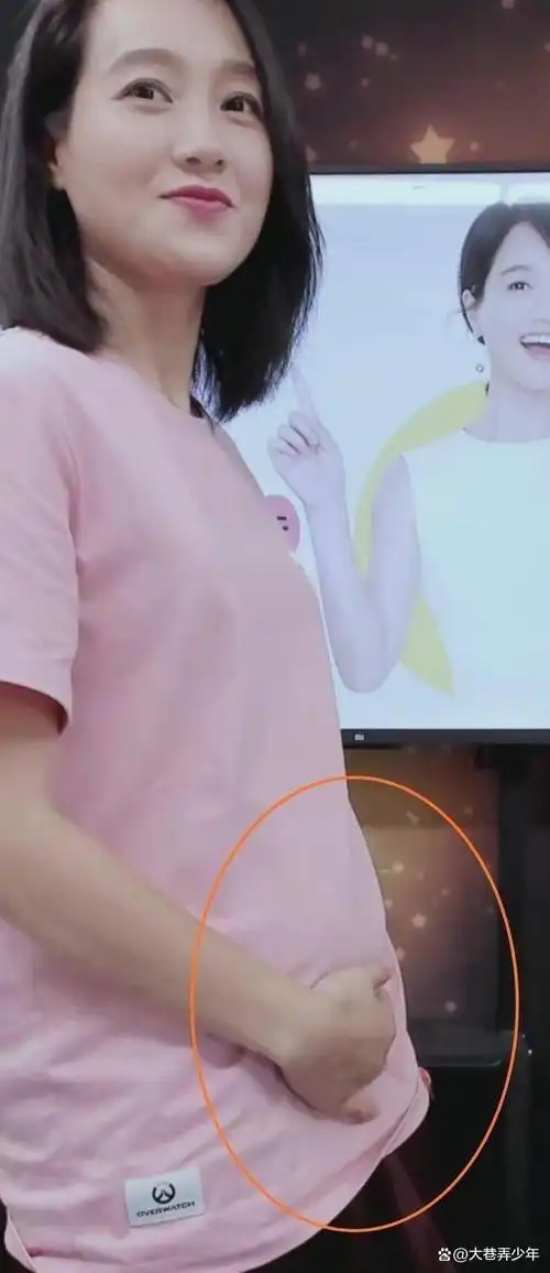 朱丹真拼!挺二胎孕肚录节目,脚部浮肿穿不进鞋,脚后跟露在外面