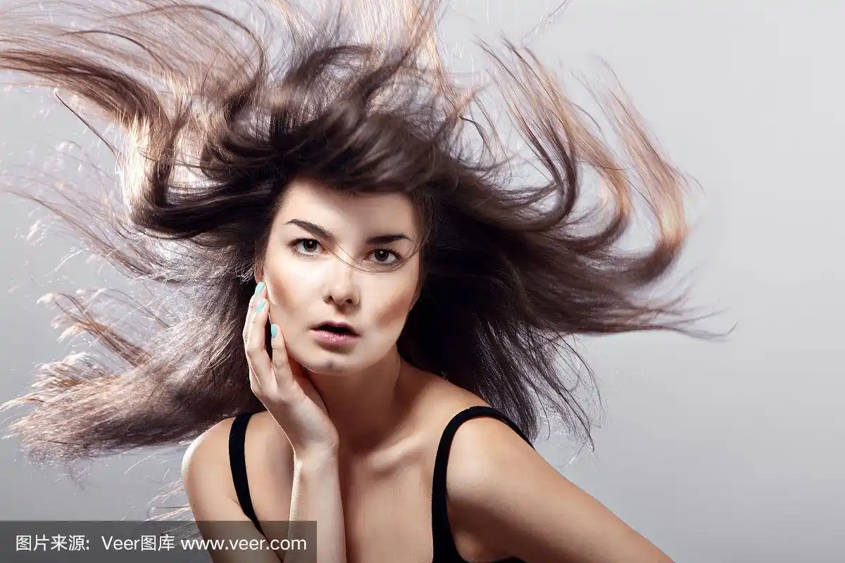 头发飘逸的时尚女性