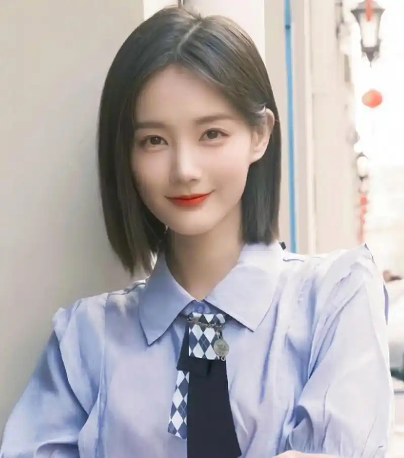 李一桐学生装 短发,甜美可人,青春靓丽,时尚减龄.