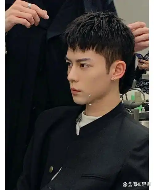 男生短碎发发型这个发型不挑脸型,还减龄