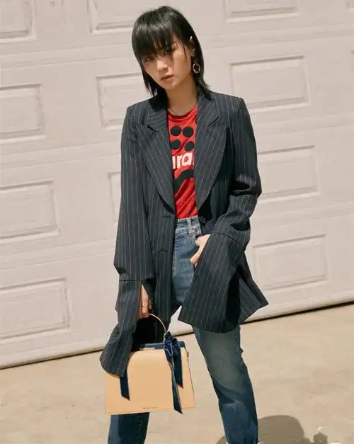 周笔畅穿牛仔裤现身居然还在背后套件衬衫网友欣赏不来