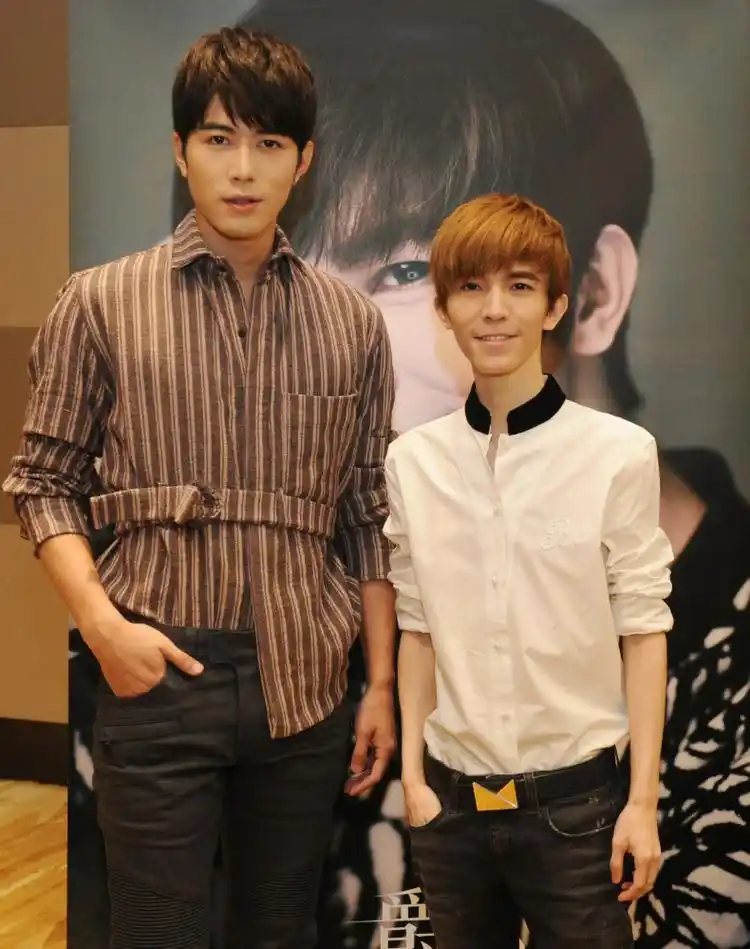 郭敬明罕见晒出运动照举铁之后脖子变粗风格大变惨被网友吐槽