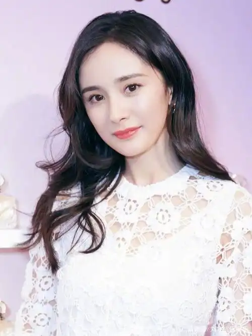 杨幂总露半边脸是因为脸型不对称?高清正面照零瑕疵