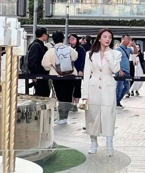 36岁方媛:香港街头被偶遇,生图曝光真实容颜,身高被质疑仅1米5