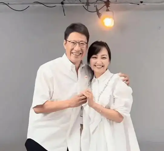 47岁于震搂娇妻秀恩爱,女方衣着宽松孕味足,肚子突出被疑怀4胎_辛月