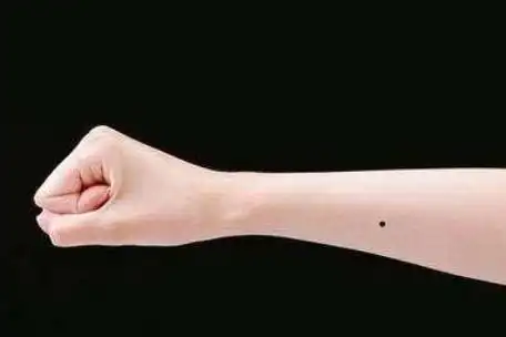 手腕有痣的女人好不好?