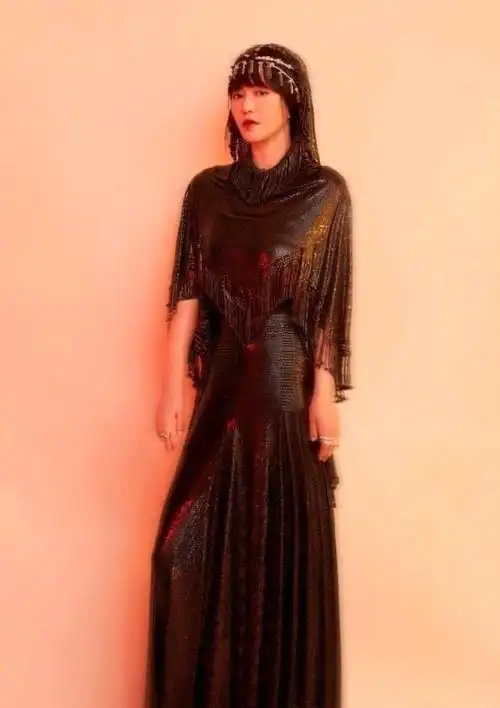 网传谭维维肚子和腰身突出了一圈,疑是怀孕?真相原来是