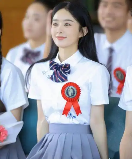 赵丽颖一身长发校服,无疑是她学生时代的白月光!