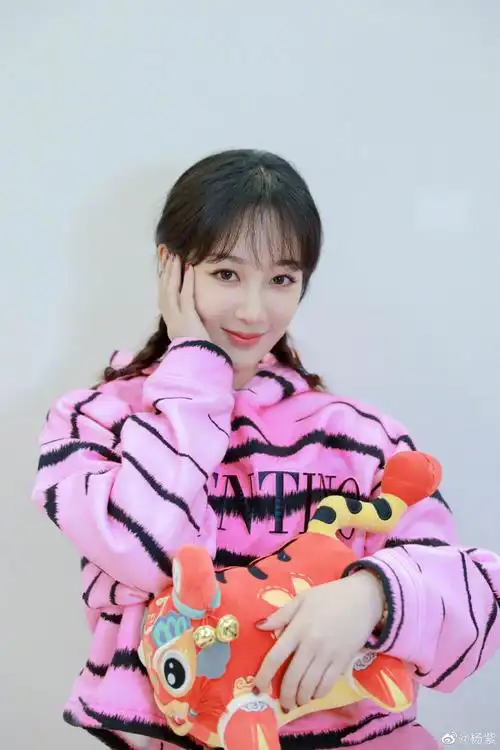杨紫虎年大片穿粉色虎纹套装的可爱紫