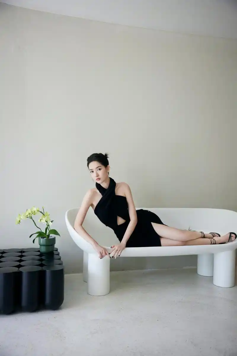 王玉雯 绑腿高跟凉鞋美脚丫[爱你][爱你]