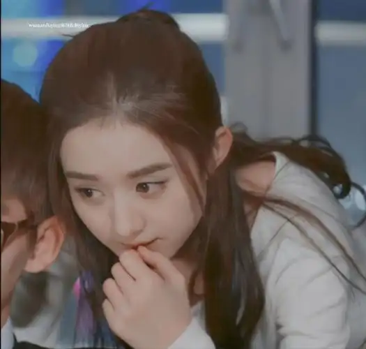 赵丽颖被网传耍大牌,工作人员要求检查手机,表情很凶_明星_网友_法律