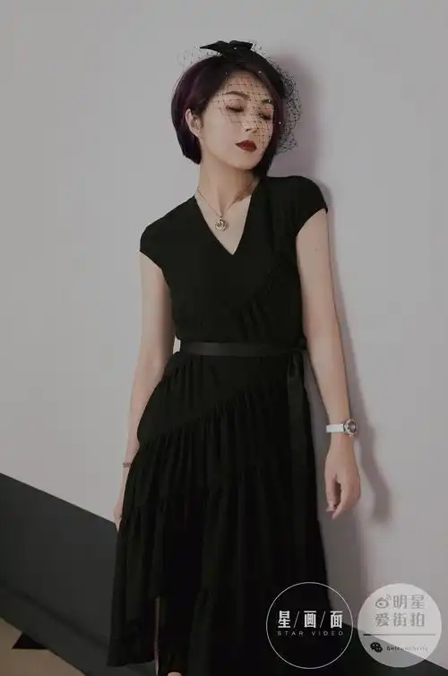 杨千嬅最新时尚大片曝光,她依然是那个留着标志性紫色短发,有着明媚