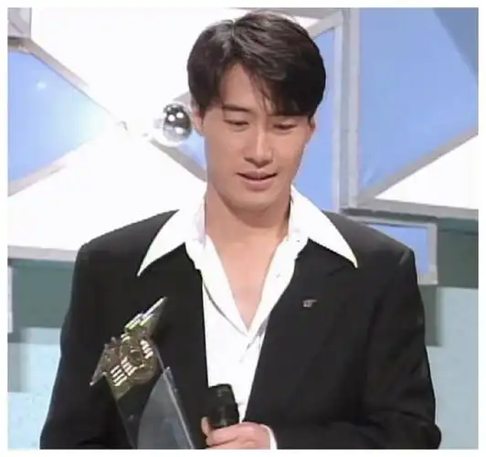 90年代的香港娱乐圈,曾流行过这样一句话"你再红,能红过黎明吗",足见