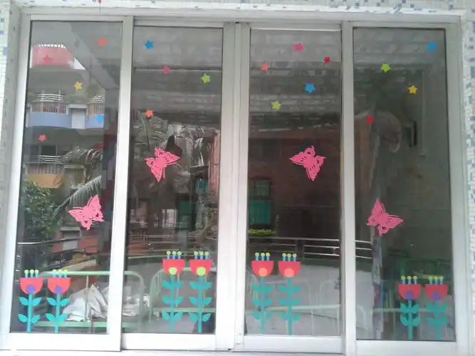 幼儿园的玻璃窗布置--蝶恋花1 翩翩飞舞在花丛中