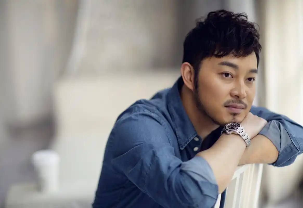 沙溢全新写真曝光自在享受春日悠闲时光