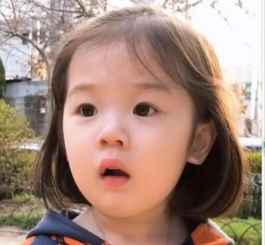 韩国又出表情包萌娃,5岁的她白嫩嫩粉嘟嘟,超级可爱