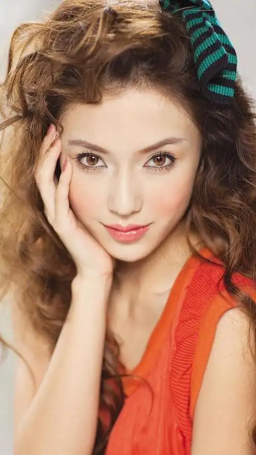 杨颖的旧照曝光虽自称天生丽质网友逆天颜值崩塌