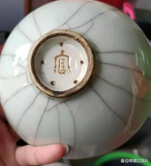 仿官釉花口碗,没有老瓷器的敦实感