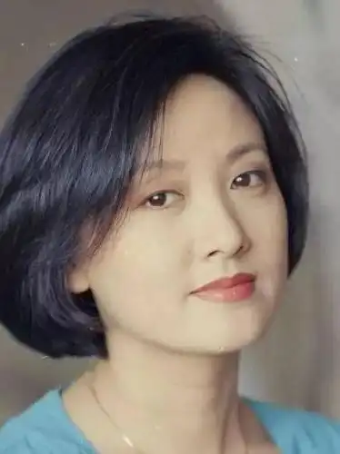 而那个时期张国立是有妻子的名叫罗秀春也是一位演员,两人结婚后生了