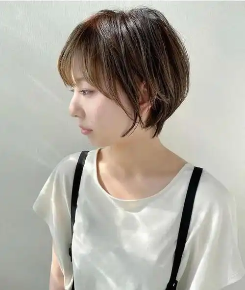 40-50岁的圆脸中年女人,大可以试试这种短发,修剪到后颈部处的位置,再