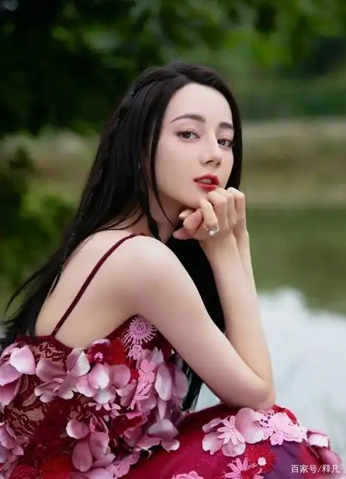 迪丽热巴身穿粉红花朵连衣裙大秀香肩!肤白貌美性感美艳