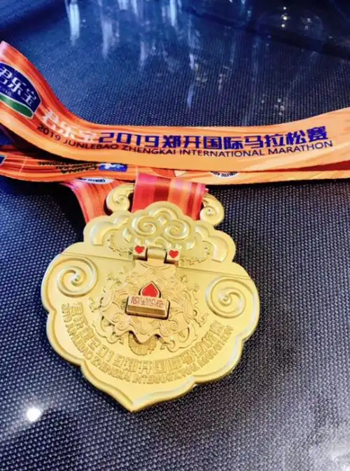 第13届郑开马拉松将与2020年第14届郑开马拉松的精美奖牌合到一起可以