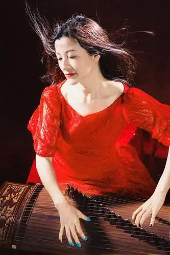 任古筝老师,曾与指挥家洛林·马泽尔,作曲家陈其钢,指挥家汤沐海以及