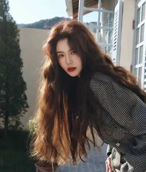 有钱没钱,烫头过年,2024年新流行这5款烫发发型,显年轻气质