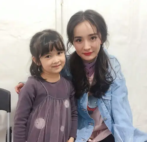 原创杨幂录密室大逃脱头扎双马尾搂小女孩拍照面露微笑超暖