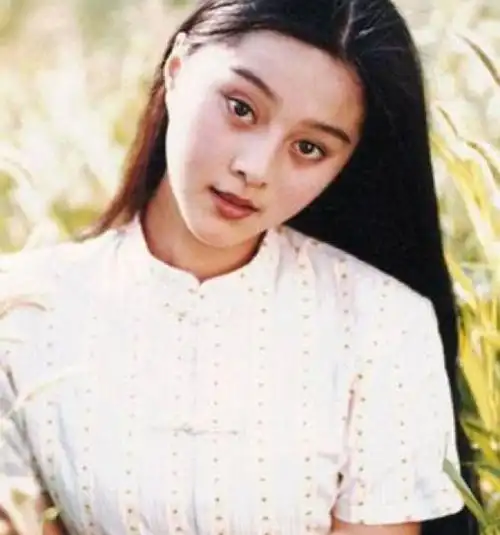 范冰冰晒青涩旧照:带有浓郁乡村气息的美人坯子,绝对没整容