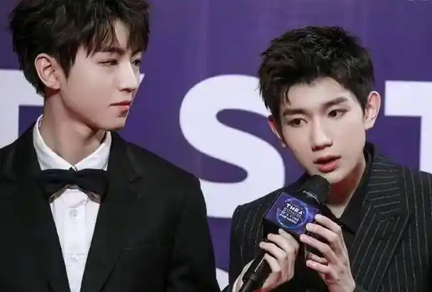 王源和王俊凯发糖,点赞粉丝p图合照,对视很甜凯源是真的_视频_活动