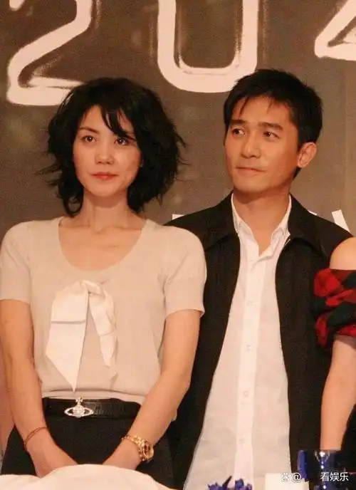 上晒出了一张让人瞩目的照片——她的好友梁朝伟和王菲的近期聚会合影